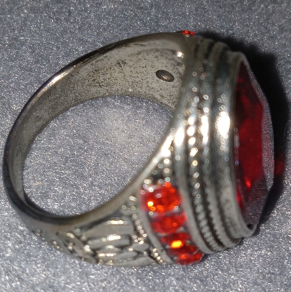 Get That Big Ruby look with this  Large Red glass And Silver plated costume ring - Picture 3 of 7
